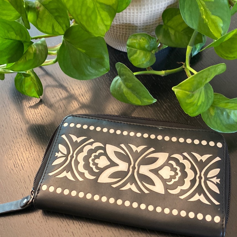 Vera Bradley Midnight Paisley Laser Cut Accordion Wallet